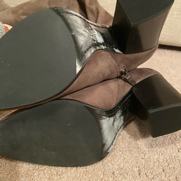 Thigh high Marc Fisher boots. 3” block heel. Like new! Worn once. Size 9.5 - Picture 7 of 8